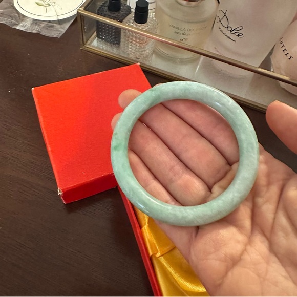 LIGHT GREEN JADE BANGLE - Picture 4 of 6